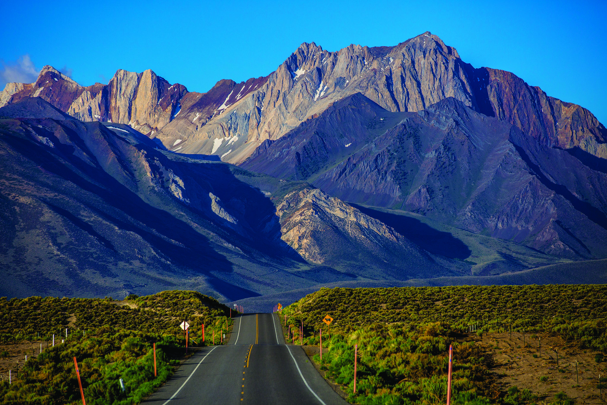 Roadway down Highway 395 with mountains as the backdrop