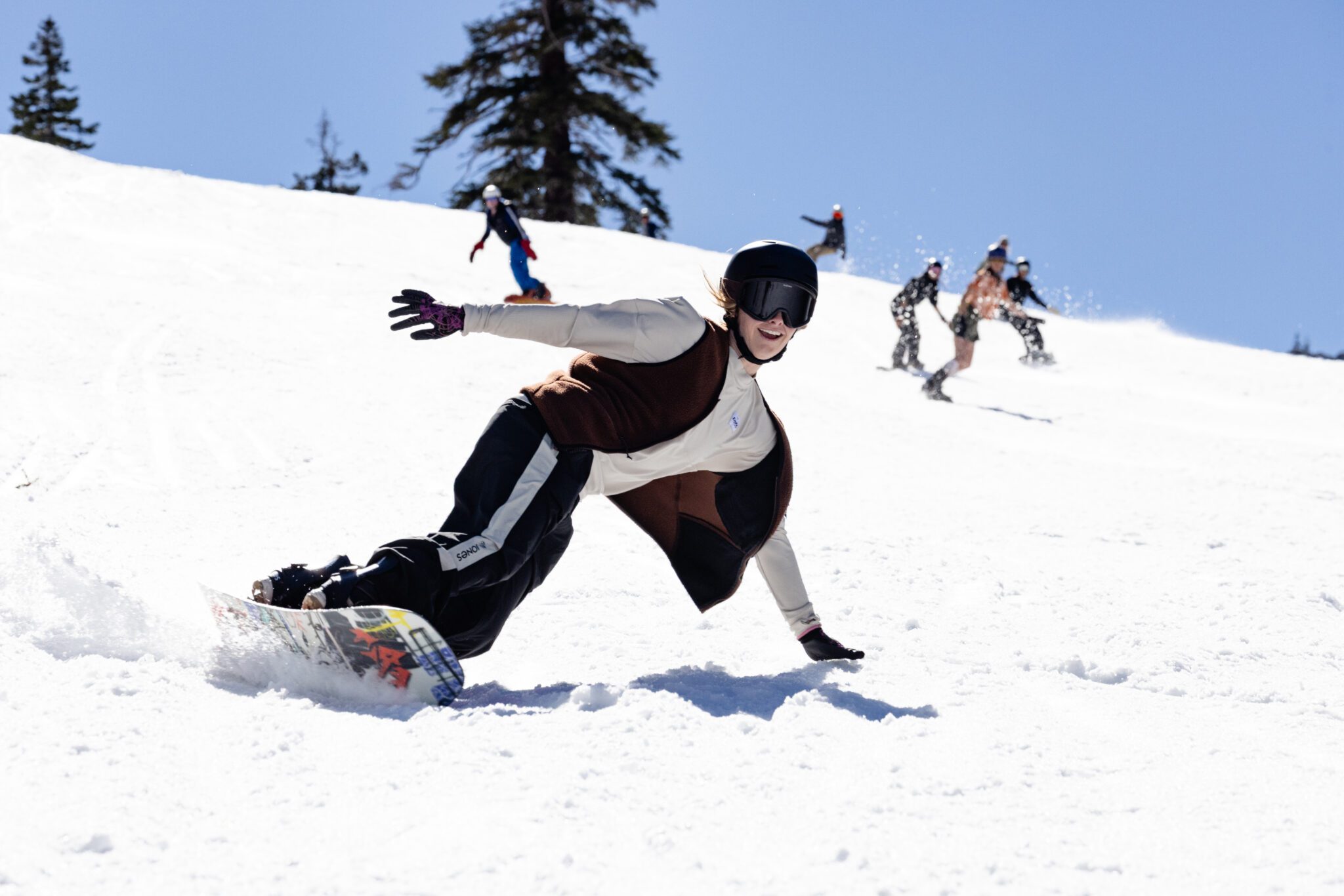 Snowboarder toe side carve